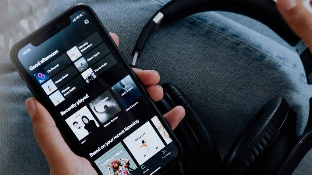 Apple y Spotify llevan años enfrascados en una guerra abierta. Su nueva batalla: los audiolibros